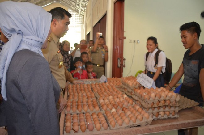 Walikota Jambi ketika berdialog dengan pedagang di Pasar Tradisonal Pelayangan.